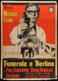 4b272 FUNERAL IN BERLIN Italian 1p 1967 huge close up art of Michael Caine pointing gun!