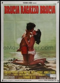 4b488 WOMAN ON FIRE Italian 1p 1969 great art of lovers kneeling on beach by Renato Casaro!
