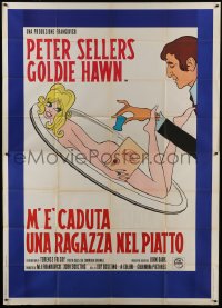4b134 THERE'S A GIRL IN MY SOUP Italian 2p 1971 best different art of naked Goldie Hawn on platter!