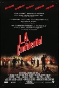 4g504 L.A. CONFIDENTIAL DS 1sh 1997 Basinger, Spacey, Crowe, Pearce, police arrive in film's climax