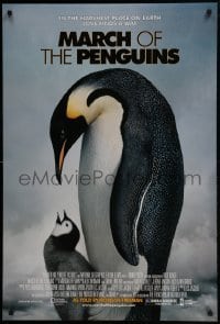 4g589 MARCH OF THE PENGUINS DS 1sh 2006 Luc Jacquet, great image of baby w/parent!