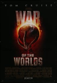4g956 WAR OF THE WORLDS advance DS 1sh 2005 Spielberg, alien hand holding Earth, white title design