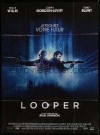 4j853 LOOPER French 1p 2012 great image of Bruce Willis & Joseph Gordon-Levitt with guns!