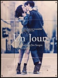 4j899 ONE DAY French 1p 2011 romantic close up of sexy Anne Hathaway & Jim Sturgess kissing!