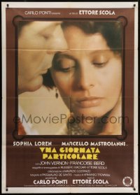 4j487 SPECIAL DAY Italian 1p 1977 super close image of Sophia Loren & Marcello Mastroianni!