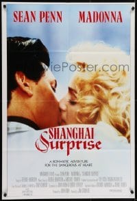 4s168 SHANGHAI SURPRISE int'l 1sh 1986 great close-up of Madonna kissing Sean Penn!