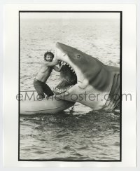 4x068 JAWS deluxe candid 8x10 file photo 1975 production designer Alves reaches in Bruce by Goldman!