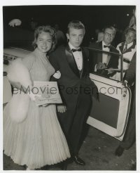 4x838 SABRINA candid 6.25x7.75 still 1954 James Dean & sexy Terry Moore arriving to the premiere!