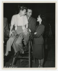 4x942 TO THE ENDS OF THE EARTH candid 8.25x10 still 1947 June Allyson vists Dick Powell on the set!
