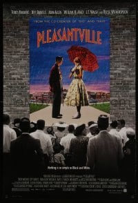 4z688 PLEASANTVILLE DS 1sh 1998 Tobey Maguire and Reese Witherspoon in front of crowd!