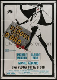 5a792 GOLDEN WIDOW Italian 1p 1969 Une veuve en or, cool full art of sexy Michele Mercier!