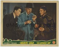 5b600 CHINESE CAT LC 1944 amazed Benson Fong watches Sidney Toler as Charlie Chan examine clue!