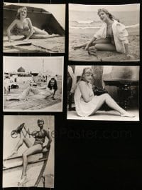 5d384 LOT OF 5 STILLS OF SEXY STARLETS 1960s beautiful women wearing skimpy bikinis!