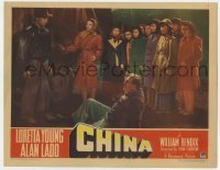5h257 CHINA LC 1943 Loretta Young & Chinese women watch Alan Ladd fighting with William Bendix!