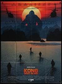 5j805 KONG: SKULL ISLAND advance French 1p 2017 soldiers & helicopters with King Kong silhouette!