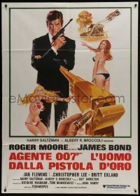 5j501 MAN WITH THE GOLDEN GUN Italian 1p R1970s art of Roger Moore as James Bond by Robert McGinnis
