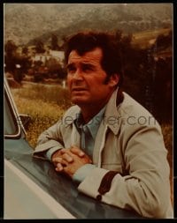 5m878 JAMES GARNER color 10.5x13.5 still 1970s great c/u leaning on his car with hands clasped!