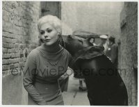 5m883 JEANNE EAGELS candid deluxe 10.5x13.5 still 1957 Kim Novak & Solly the Seal by Coburn!