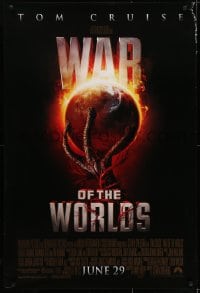 5s943 WAR OF THE WORLDS advance 1sh 2005 Spielberg, alien hand holding Earth, white title design