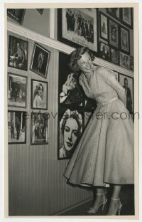 5x487 JUNE ALLYSON 6.5x10.25 news photo 1953 smiling next to autographed photos by Dean Conger!