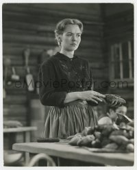 5x984 YEARLING deluxe 8x10 still 1946 c/u of Jane Wyman preparing sweet potatoes for the oven!