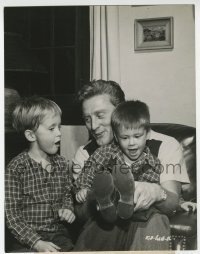 5x987 YOUNG MAN WITH A HORN candid 7.5x9.75 still 1950 Kirk Douglas with his sons Michael & Joel!