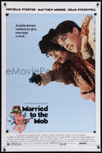 6r579 MARRIED TO THE MOB 1sh 1988 great image of Michelle Pfeiffer with gun & Matthew Modine!