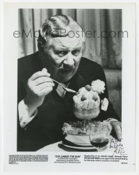 6s495 PETER USTINOV signed 8x10.25 still 1982 great close up eating dessert in Evil Under the Sun!
