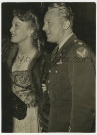 6s083 JEANETTE MACDONALD/GENE RAYMOND signed 8.5x11.5 news photo 1945 husband & wife!