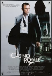 7f138 CASINO ROYALE DS English 1sh 2006 cool image of Daniel Craig as James Bond with gun!