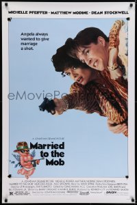 7g762 MARRIED TO THE MOB 1sh 1988 great image of Michelle Pfeiffer with gun & Matthew Modine!