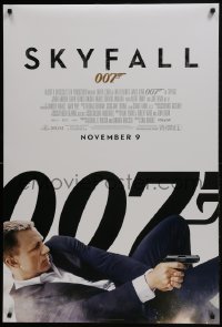 7g882 SKYFALL advance DS 1sh 2012 November 9 style, Daniel Craig as James Bond on back shooting gun!