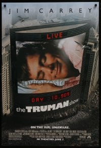 7g955 TRUMAN SHOW advance 1sh 1998 cool image of Jim Carrey on large screen, Peter Weir!