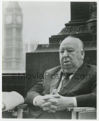 7h062 ALFRED HITCHCOCK 7.5x9.25 still 1972 on location in London when he was filming Frenzy!