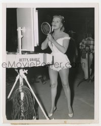 7h128 BETTY GRABLE 7.25x9 news photo 1952 returning to movies after year-long squabble with Fox!