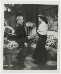 7h201 CARRIE candid 8x10 still 1952 director William Wyler goes over a scene with Jennifer Jones!