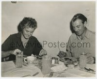 7h367 FOR WHOM THE BELL TOLLS candid 7.75x9.5 still 1943 Gary Cooper & Ingrid Bergman eating lunch!