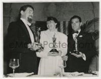 7h374 FRANK CAPRA/PAUL MUNI/LUISE RAINER 6.75x8.5 news photo 1937 holding the Oscars they just won!
