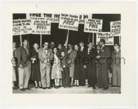 7h450 HOLLYWOOD ON TRIAL 8x10.25 still 1976 protesters holding up signs to Free the Hollywood 10!