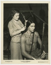 7h552 LAST OF THE MOHICANS candid 8x10.25 still 1936 Philip Reed is made ready for battle!