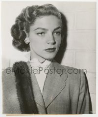 7h555 LAUREN BACALL 7.5x9 news photo 1950 her famous hairdo pinned back from Young Man with a Horn!