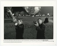 7h634 MEN IN BLACK 8x10 still 1997 great c/u of Will Smith & Tommy Lee Jones with huge guns!