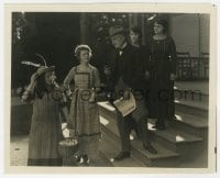 7h722 PEST 8x10 still 1919 Mabel Normand & three women talk to Alec Francis outside house!