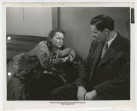 7h839 SNAKE PIT 8.25x10 still 1949 c/u of Leo Genn staring at distressed Olivia De Havilland!