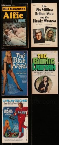 7m176 LOT OF 5 PAPERBACK BOOKS 1950s-1970s Alfie, Bionic Woman, Blue Angel, 6 Million Dollar Man!