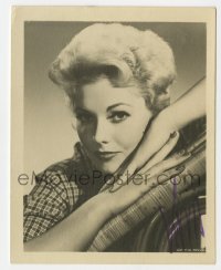 7s772 KIM NOVAK signed 4x5 fan photo 1960s portrait of the sexy blonde resting head on her hands!