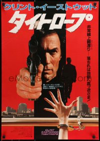 7t529 TIGHTROPE Japanese 1984 Clint Eastwood is a cop on the edge, cool handcuff image!