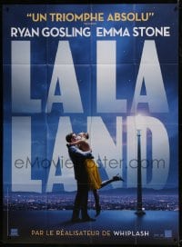 7y797 LA LA LAND teaser French 1p 2017 great image of Ryan Gosling & Emma Stone embracing over city!