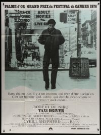 7y943 TAXI DRIVER French 1p 1976 classic image of Robert De Niro on street, Martin Scorsese!