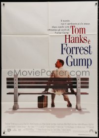 7y196 FORREST GUMP Italian 1p 1994 Tom Hanks on bench waiting for the bus, Robert Zemeckis classic!